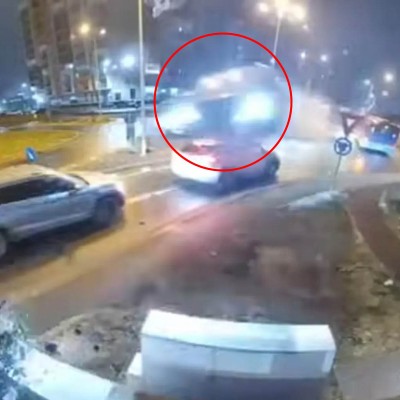 Οδηγός Mercedes υπέστη διαβητικό επεισόδιο – Το αυτοκίνητο πέταξε από τον κόμβο [video]