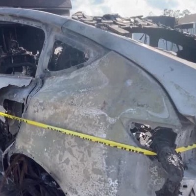 Φωτιά σε ηλεκτρικό έκαψε ένα ολόκληρο σπίτι – Φόρτιζε στο γκαράζ