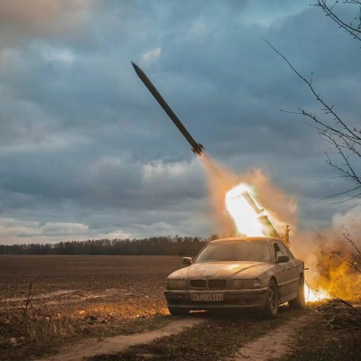 Ουκρανοί μετέτρεψαν σε άρμα εκτόξευσης πυραύλων μια BMW Σειρά 7