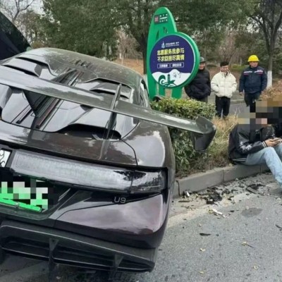 Τράκαραν αυτοκίνητο των 1.305 PS και… κάθισαν στο διάζωμα με τα κινητά