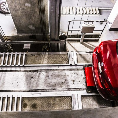 Το parking που θυμίζει Hot Wheels – Έχει μέχρι και αυτόματο φορτιστή για ηλεκτρικά