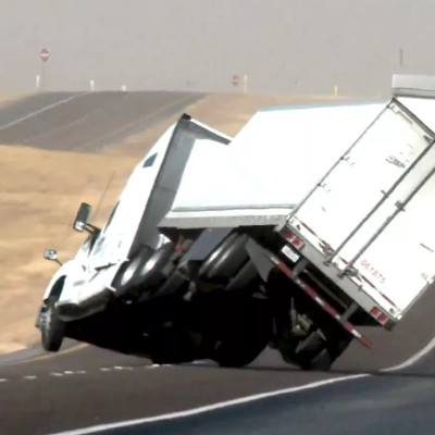 Video: Φορτηγό τουμπάρει στην εθνική από τον αέρα