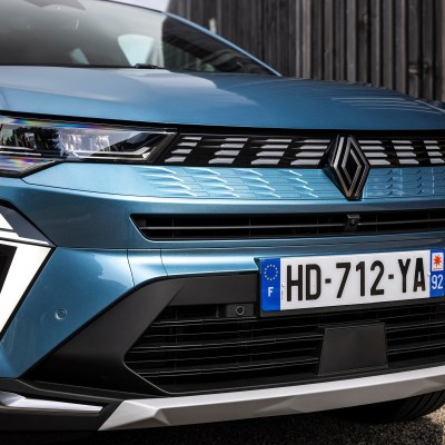 Το εντυπωσιακό hybrid SUV της Renault που καίει σαν diesel – Έχει πορτμπαγκάζ 624 lt