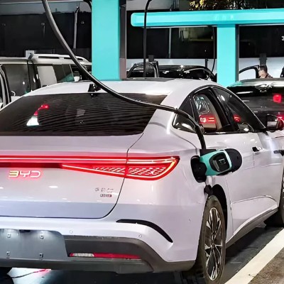 Οι νέοι φορτιστές της BYD είναι γρήγοροι σαν… αντλία βενζινάδικου