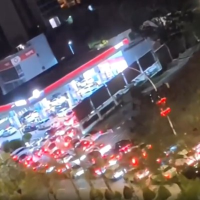 Video: Ουρές στα βενζινάδικα στη σημαντικότερη αγορά αυτοκινήτου του κόσμου