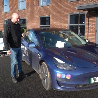 Tesla ταξί έκανε 386.000 km σε τέσσερα χρόνια – Τι ζημιές έβγαλε; Πόσα πλήρωσε ο οδηγός;