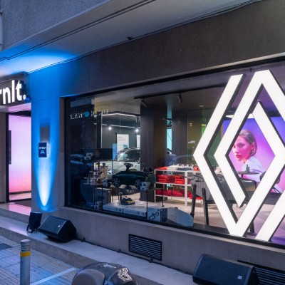 Τα μεγάλα εγκαίνια στο Κολωνάκι – Ήρθε το αφεντικό της Renault από τη Γαλλία