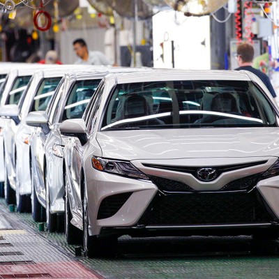 Χρειάζονται 40 Toyota για να ισοφαρίσουν μια Ferrari - Kαι δε μιλάμε για ιπποδύναμη