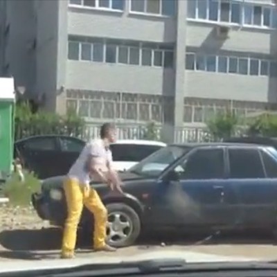 Video: Το λάθος πρόσωπο να κλείσεις με το αυτοκίνητο