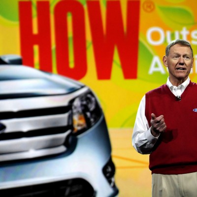 Alan Mulally: Δεν αφήνω τη Ford για τη Microsoft