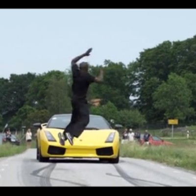 Video: Άλμα πάνω από Gallardo