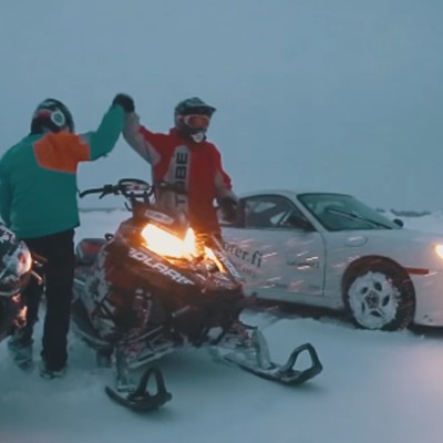 Porsche, μοτοσικλέτα και snowmobile driftάρουν μαζί (VIDEO)