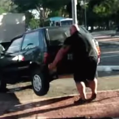 Ποδηλάτης σηκώνει ένα αυτοκίνητο... με τα χέρια (VIDEO)