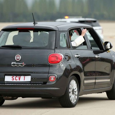 O Πάπας Φραγκίσκος με Fiat 500L (VIDEO)
