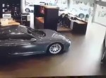 Porsche Cayenne περνάει μια... τζαμαρία