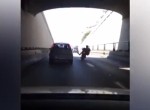 Μοτοσικλετιστής κλοτσάει ένα κινούμενο αυτοκίνητο