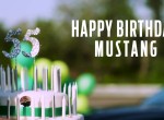 Ford Mustang: Σβήνει 55 κεράκια με ξέφρενα donuts