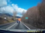 Ένα SUV απογειώνεται στον αέρα μετά από σύγκρουση με ημιφορτηγό
