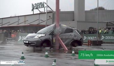 Δοκιμή πλευρικής πρόσκρουσης Nissan Leaf από τον οργανισμό DEKRA