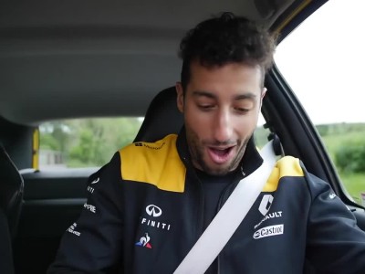 Ο Daniel Ricciardo οδηγεί ένα Renault Clio V6 και “εκθέτει” τον Verstappen